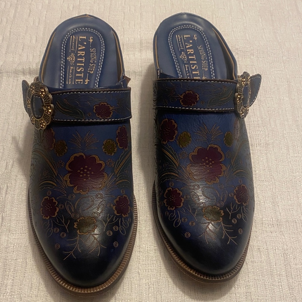 L'ATISTE Women's Navy and Burgundy Floral Mules